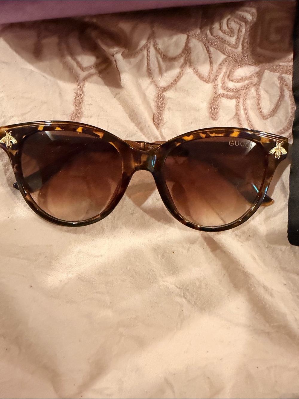 Gucci Tortoiseshell Cat-Eye Sunglasses with Gold Bee Accents - Brown Gradient